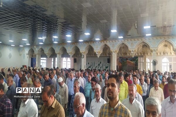 برپایی نماز عید قربان در امامزاده سید حمزه، کاشمر