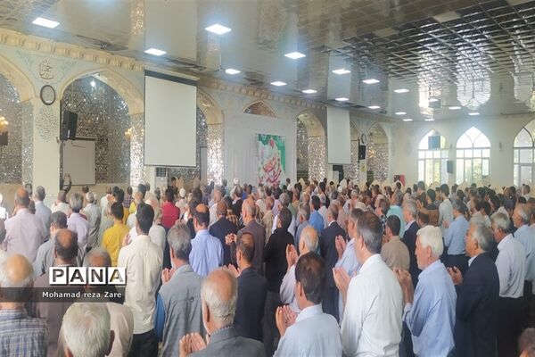برپایی نماز عید قربان در امامزاده سید حمزه، کاشمر