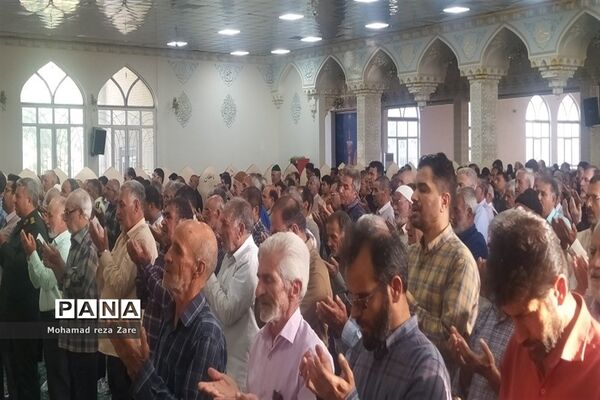 برپایی نماز عید قربان در امامزاده سید حمزه، کاشمر