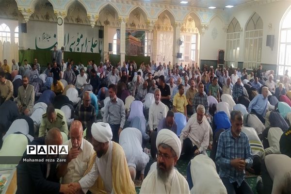 برپایی نماز عید قربان در امامزاده سید حمزه، کاشمر