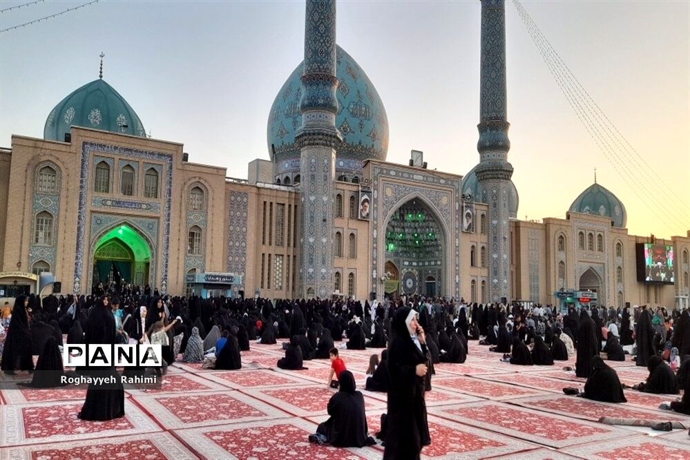 حال و هوای مسجد جمکران و کوه خضر نبی در روز عرفه