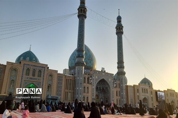 حال و هوای مسجد جمکران و کوه خضر نبی در روز عرفه