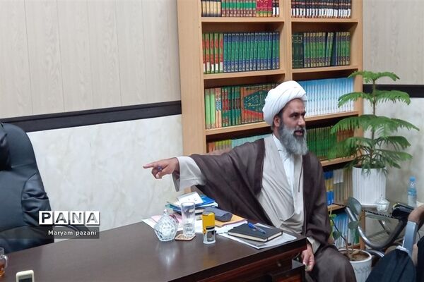 دیدار دانش‌آموزان فعال کارگروه‌های تربیتی با امام جمعه شهرستان ملارد