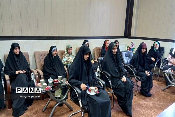 دیدار دانش‌آموزان فعال کارگروه‌های تربیتی با امام جمعه شهرستان ملارد