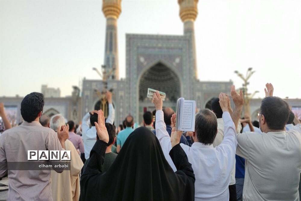 حضور هزاران نفر از زائران و مجاوران امام رضا (ع) در مراسم قرائت دعای عرفه