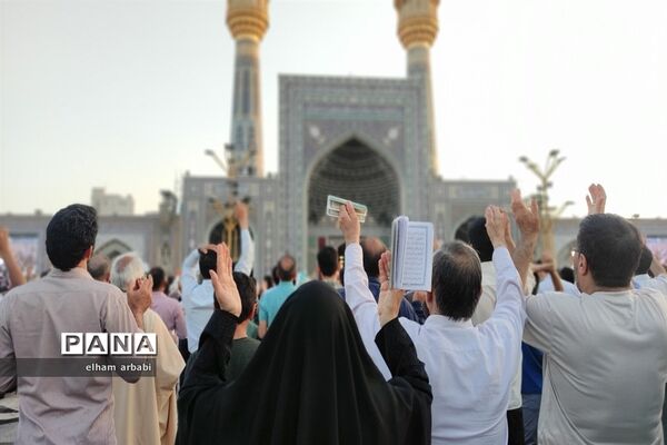 حضور هزاران نفر از زائران و مجاوران امام رضا (ع) در مراسم قرائت دعای عرفه