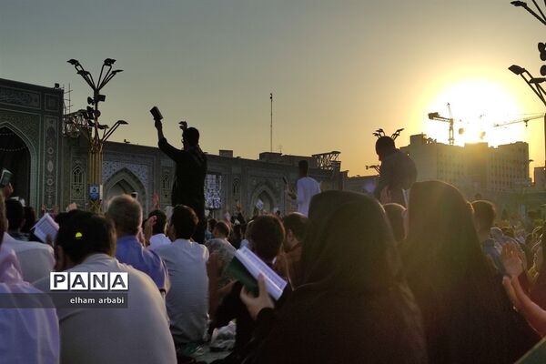 حضور هزاران نفر از زائران و مجاوران امام رضا (ع) در مراسم قرائت دعای عرفه
