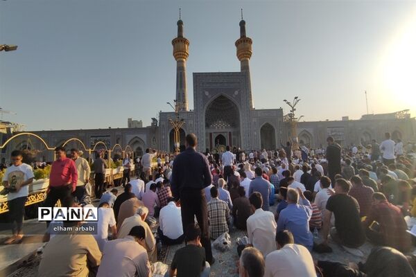 حضور هزاران نفر از زائران و مجاوران امام رضا (ع) در مراسم قرائت دعای عرفه