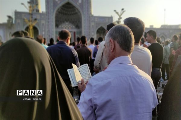 حضور هزاران نفر از زائران و مجاوران امام رضا (ع) در مراسم قرائت دعای عرفه
