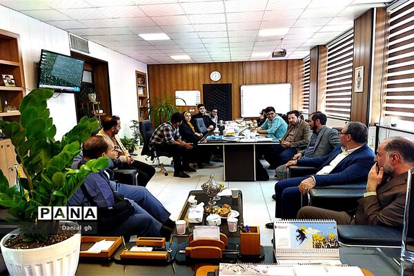 نشست صمیمانه دانش‌آموزان عضو گروه اندیشه‌‌ورزان سازمان دانش‌آموزی شهر تهران با سرپرست مدیریت منطقه 12