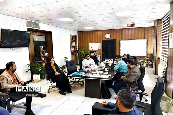 نشست صمیمانه دانش‌آموزان عضو گروه اندیشه‌‌ورزان سازمان دانش‌آموزی شهر تهران با سرپرست مدیریت منطقه 12