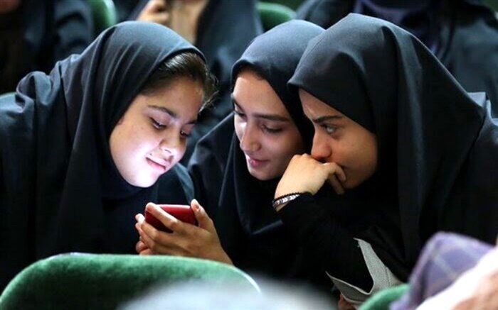 بررسی مزایا و معایب شبکه‌های اجتماعی و تأثیرپذیری آن بر زندگی نوجوانان