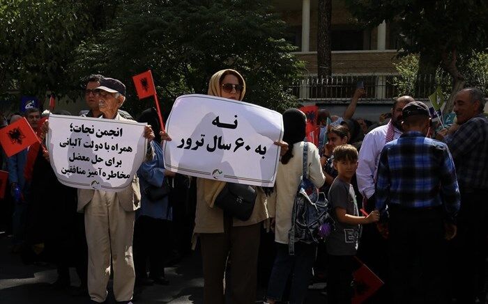 تجمع خانواده‌های اعضای در بند منافقین مقابل سفارت ترکیه