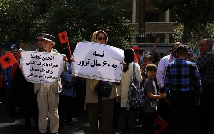 تجمع خانواده‌های اعضای در بند منافقین مقابل سفارت ترکیه