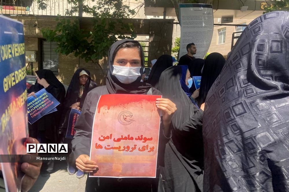 تجمع مردم و دانشجویان در اعتراض به اهانت به قرآن کریم در سوئد