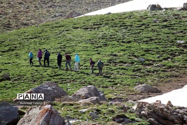 صعود کوهنوردان به ارتفاعات بوزسینه