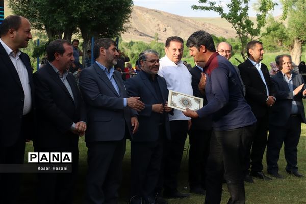 برداشت رز دمشقی در روستای عنصرود تبریز