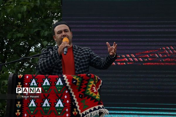 برداشت رز دمشقی در روستای عنصرود تبریز