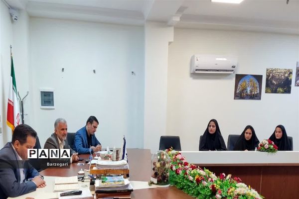 نشست غیرعلنی هیات رئیسه مجلس دانش‌آموزی شهرستان بافق با شهردار و اعضای شورای شهر