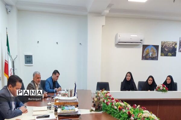 نشست غیرعلنی هیات رئیسه مجلس دانش‌آموزی شهرستان بافق با شهردار و اعضای شورای شهر