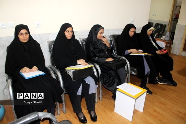 بازدید معاون پژوهش، برنامه‌ریزی و توسعه منابع انسانی آموزش و پرورش استان بوشهر از روند بررسی مدارک آزمون استخدامی