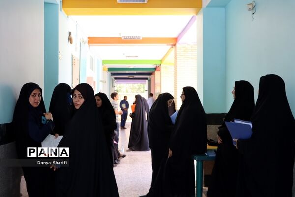 بازدید معاون پژوهش، برنامه‌ریزی و توسعه منابع انسانی آموزش و پرورش استان بوشهر از روند بررسی مدارک آزمون استخدامی