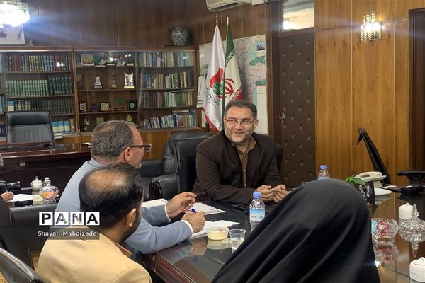 نشست صمیمی  مدیرکل آموزش و پرورش شهر تهران با نمایندگان مجلس دانش‌آموزی شهر تهران