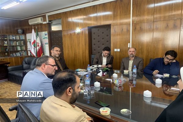 نشست صمیمی  مدیرکل آموزش و پرورش شهر تهران با نمایندگان مجلس دانش‌آموزی شهر تهران