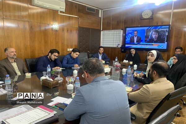 نشست صمیمی  مدیرکل آموزش و پرورش شهر تهران با نمایندگان مجلس دانش‌آموزی شهر تهران