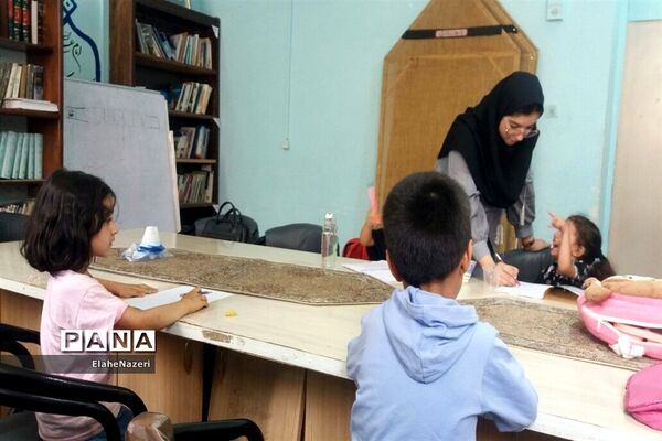 استقبال دانش‌آموزان از کلاس‌های کانون شهیدان گوهری خلیل‌آباد