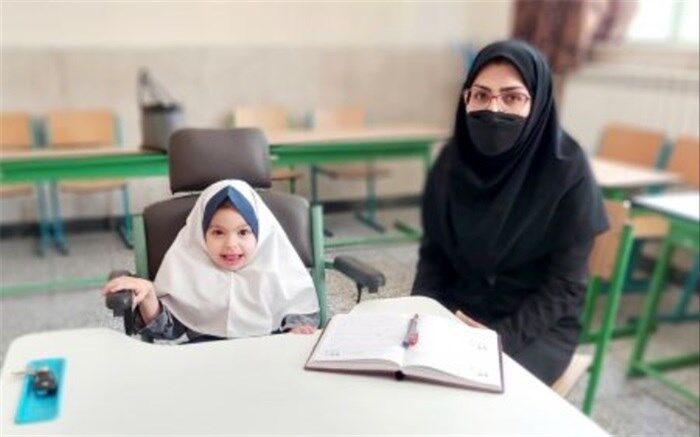 آموزگاری که شوق آموختن به دانش‌آموز با نیازهای ویژه را دارد