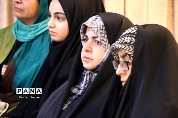 رونمایی از کتاب «درخت تنها» در قم