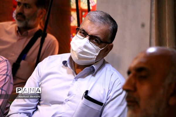 رونمایی از کتاب «درخت تنها» در قم