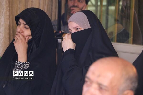 رونمایی از کتاب «درخت تنها» در قم