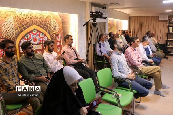 رونمایی از کتاب «درخت تنها» در قم