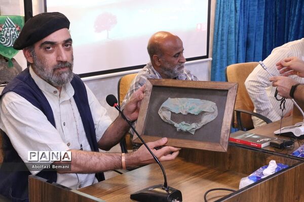رونمایی از کتاب «درخت تنها» در قم
