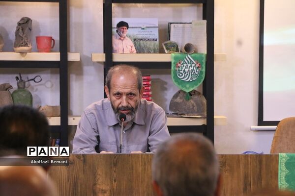 رونمایی از کتاب «درخت تنها» در قم