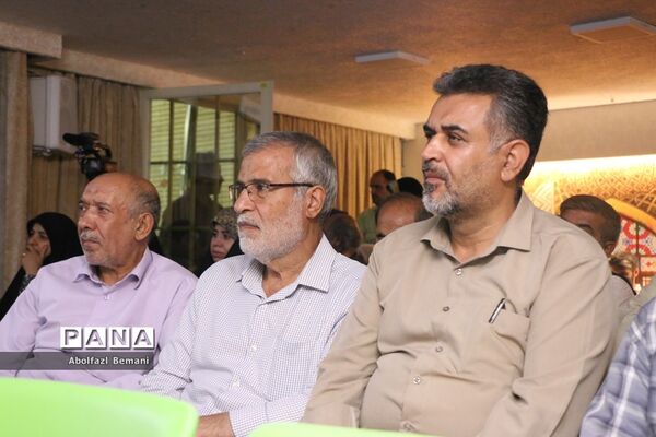 رونمایی از کتاب «درخت تنها» در قم