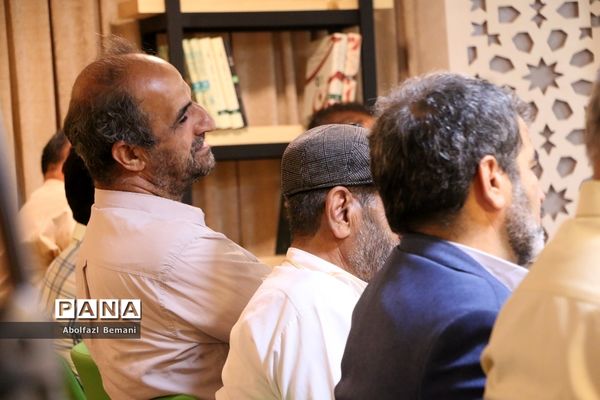 رونمایی از کتاب «درخت تنها» در قم