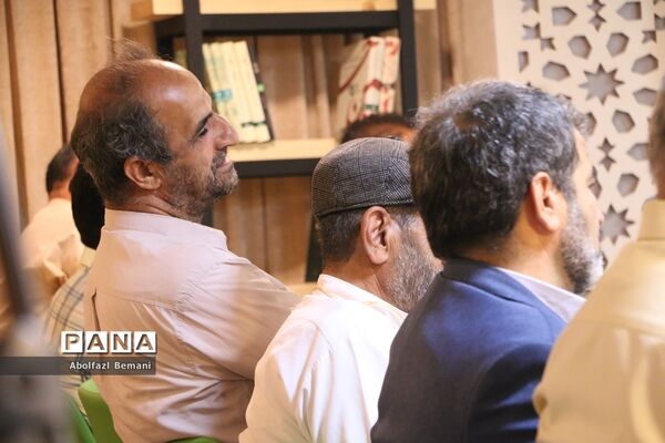 رونمایی از کتاب «درخت تنها» در قم