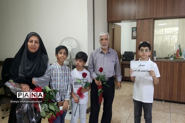 برگزاری جشن عید غدیر توسط دانش‌آموزان در اداره آموزش و پرورش منطقه۲