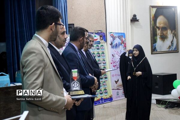 تجلیل از دانش‌آموزان منتخبین دومین دوره طرح دانش‌آموز تراز انقلاب اسلامی در بوشهر