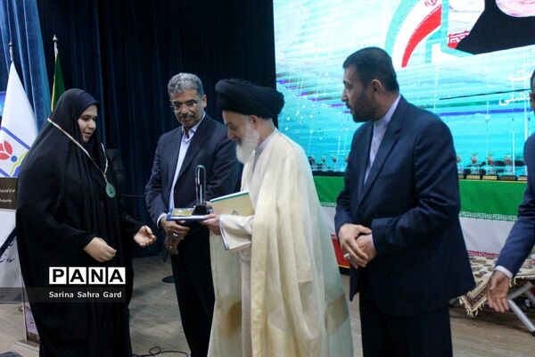 تجلیل از دانش‌آموزان منتخبین دومین دوره طرح دانش‌آموز تراز انقلاب اسلامی در بوشهر