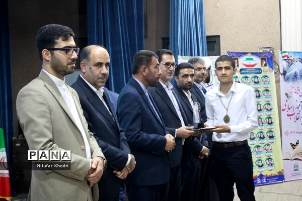 تجلیل از دانش‌آموزان منتخبین دومین دوره طرح دانش‌آموز تراز انقلاب اسلامی در بوشهر