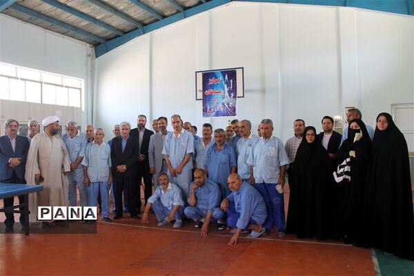 بازدید از بیمارستان روانپزشکی امام خمینی (ره) و اهدای شاخه گل به سیدین جانباز