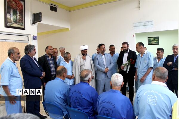 بازدید از بیمارستان روانپزشکی امام خمینی (ره) و اهدای شاخه گل به سیدین جانباز