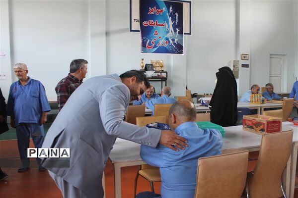 بازدید از بیمارستان روانپزشکی امام خمینی (ره) و اهدای شاخه گل به سیدین جانباز