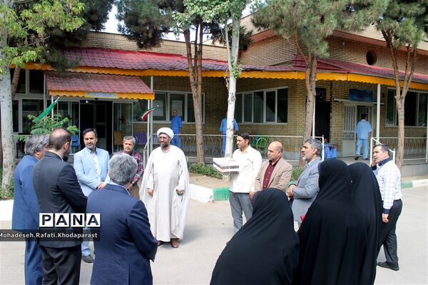 بازدید از بیمارستان روانپزشکی امام خمینی (ره) و اهدای شاخه گل به سیدین جانباز