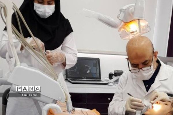 استقرار کلینیک سیار دندان‌پزشکی نوآوران سلامت در مدرسه مهرآفرین رودهن