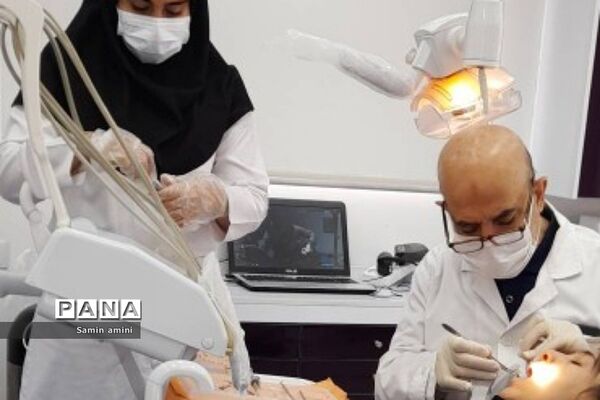 استقرار کلینیک سیار دندان‌پزشکی نوآوران سلامت در مدرسه مهرآفرین رودهن